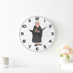 Grande Horloge Ronde Moine tenant une croix en robe médiévale religieus
