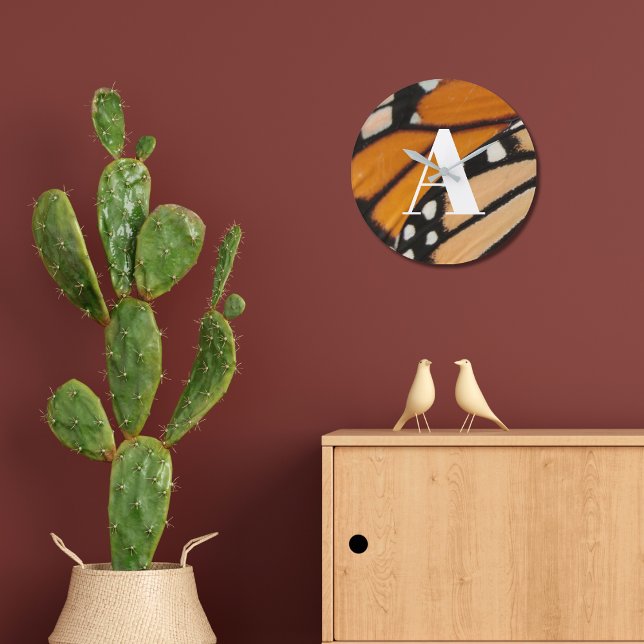 Grande Horloge Ronde Monarch Butterfly Wing Motif orange et noir (This monarch butterfly wing pattern wall clock is customizable with an initial. Original photograph )