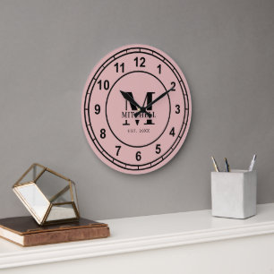 Grande Horloge Ronde Monogramme Élégant Rose Pâle Nom de Famille Person