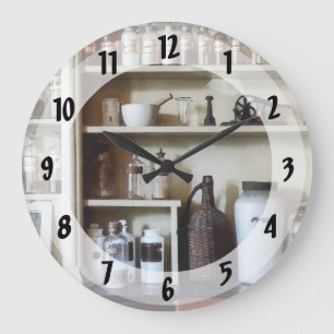Grande Horloge Ronde Mortier et pilon et bouteilles sur les étagères