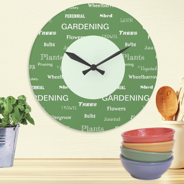 Grande Horloge Ronde Mots de jardinage motif thématique de jardin vert (A stylish wall clock with gardening themed words in a repeat pattern, in white on green)