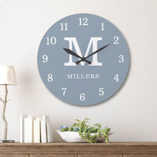Grande Horloge Ronde Nom de famille Monogramme Moderne Bleu Poussiéreux