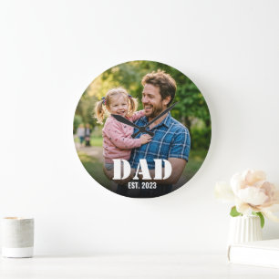 Grande Horloge Ronde Papa a établi une typographie simple et audacieuse