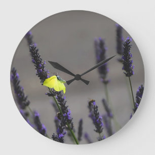 Grande Horloge Ronde Papillon Jaune sur Photo Macro de Lavande Violette
