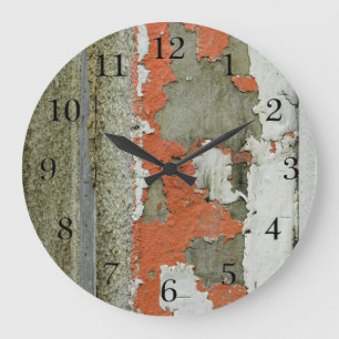 Grande Horloge Ronde Peinture orange d'épluchage grunge sur le mur en