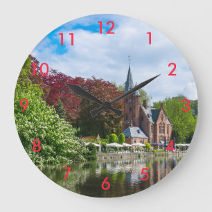 Grande Horloge Ronde Petit château près du lac à Bruges, Belgique