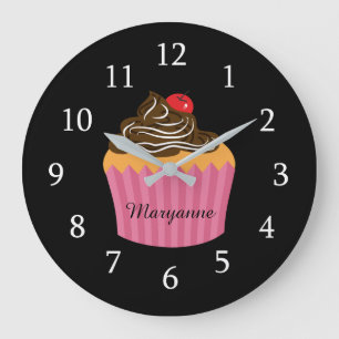 Grande Horloge Ronde Petit gâteau rose mignon sur la cuisine