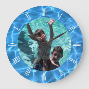 Grande Horloge Ronde Piscine Bleue Aqua Vacances été Photo