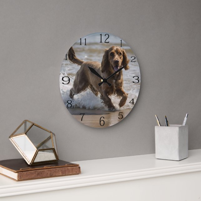 Grande Horloge Ronde "Plaisir de bord de mer : Un Cocker Spaniel Play d (Bureau)