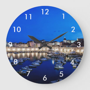 Grande Horloge Ronde Port et murs de Dubrovnik illuminés la nuit