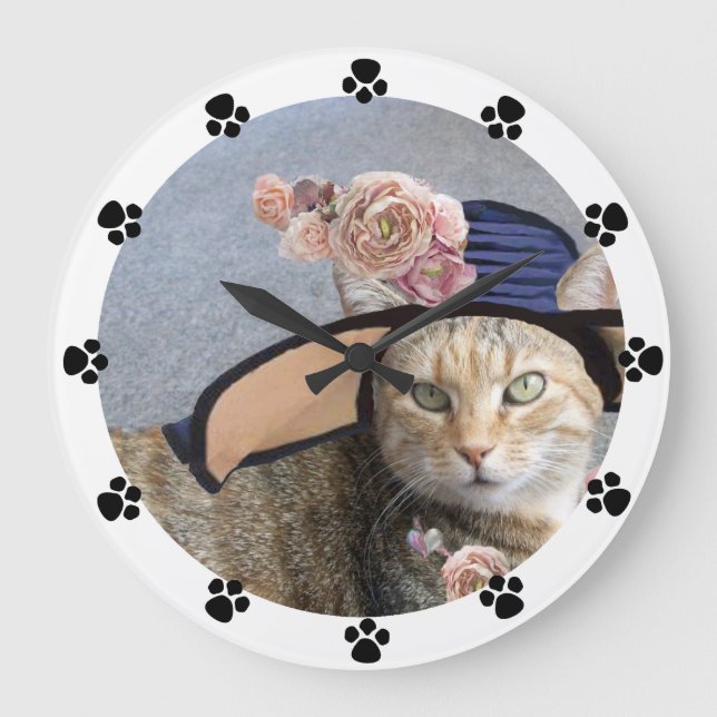 GRANDE HORLOGE RONDE PRINCESS TATUS, CHAT ÉLÉGANT, GRAND CASQUETTE DIVA (Recto)