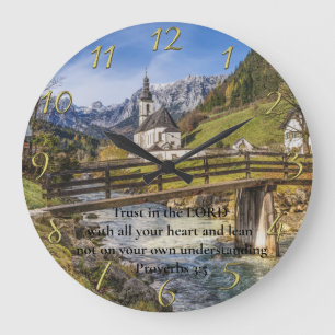 Grande Horloge Ronde Proverbes église 3:5 près de la montagne