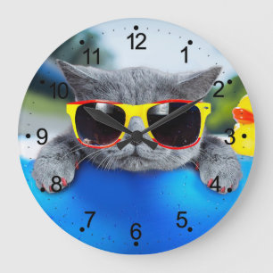 Grande Horloge Ronde Reposez-vous dans la piscine sur le matelas gonfla
