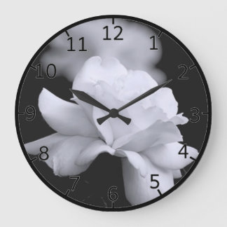 Grande Horloge Ronde Rose à feuilles blanches perdues sur Arrière - pla