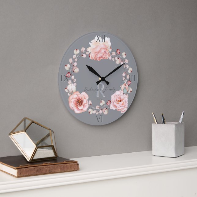 Grande Horloge Ronde Rose d'aquarelle Wreath personnalisée | Gray (Bureau)