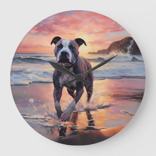 Grande Horloge Ronde Sandy American Staffordshire sur la plage au couch