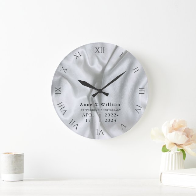 Grande Horloge Ronde Satin Argent Élégant Mariage Anniversaire Keepsaké (Maison)