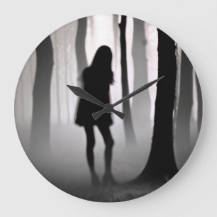 Grande Horloge Ronde Se dissolvant dans la brume