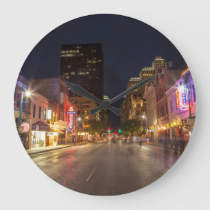 Grande Horloge Ronde Sixième Rue À Dusk Dans Le Centre D'Austin, Texas