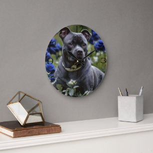 Grande Horloge Ronde Staffordshire Bull Terrier Dans Blue Rose Garden,