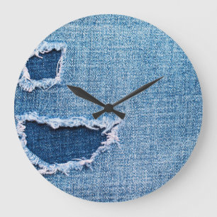 Grande Horloge Ronde Tissu en denim déchiré, teintes bleues.