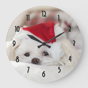 Grande Horloge Ronde Un mignon chien blanc dans un Casquette de Noël ro