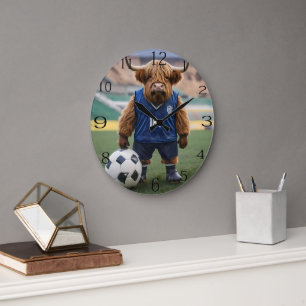 Grande Horloge Ronde Vache Amusante Des Highlands, Vêtue Pour Le Footba