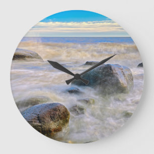Grande Horloge Ronde Vagues se brisant sur les rochers du rivage
