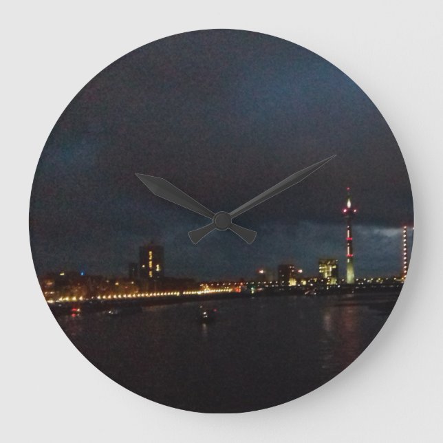 Grande Horloge Ronde Wanduhr Skyline Düsseldorf bei Nacht (Recto)