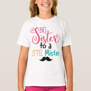 Grande soeur à un petit T-shirt de Monsieur Kids