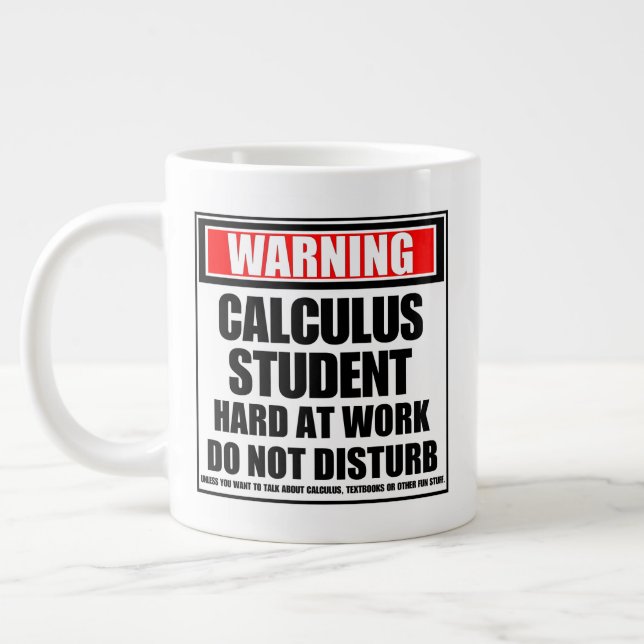 Grande Tasse Avertissement Calculs Étudiant Dur Au Travail (Gauche)
