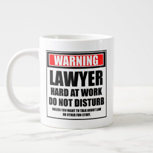 Grande Tasse Avertissement L'Avocat Dur Au Travail Ne Dérangent