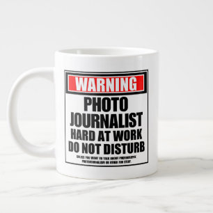 Grande Tasse Avertissement Photojournaliste dur au travail