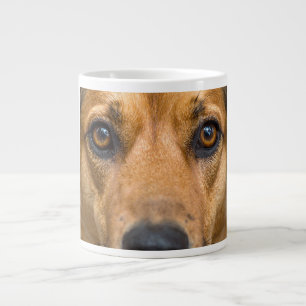 Grande Tasse Chien Curieux en Train de Regarder