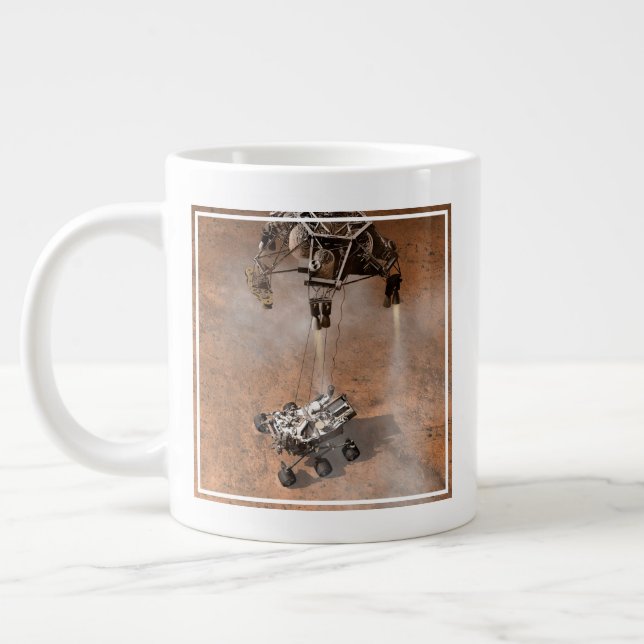 Grande Tasse Curiosity Arrivant Sur La Surface Martienne. (Gauche)