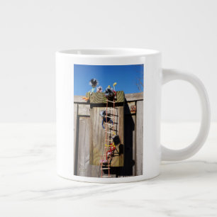 Grande Tasse Des fubby qui grimpent dans une maison d'oiseaux.