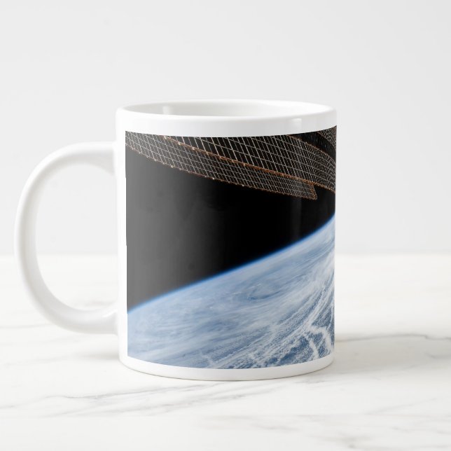 Grande Tasse Des Motifs Nuageux Au Sud Des Îles Aléoutiennes. (Gauche)