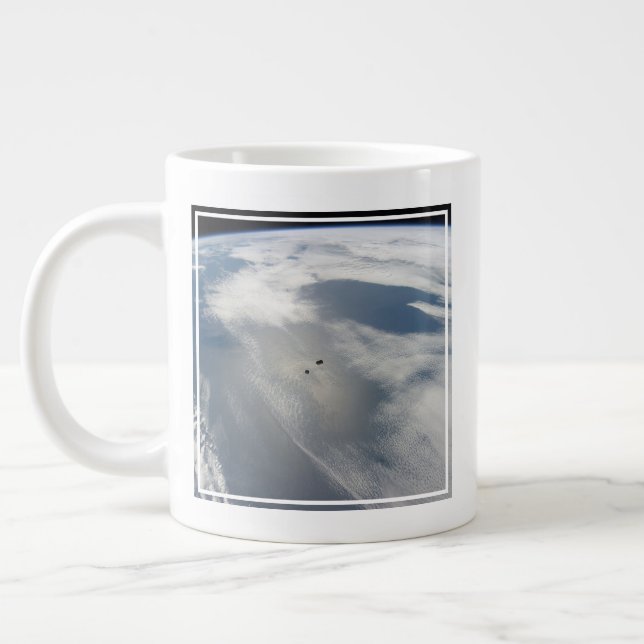 Grande Tasse Des Petits Satellites Orbitent Au-Dessus D'Une Par (Gauche)