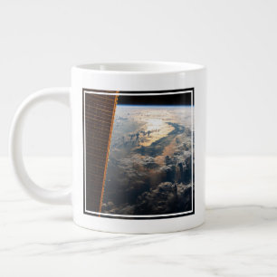 Grande Tasse Des Poutres Sunglint Au Large De La Mer Des Célèbe