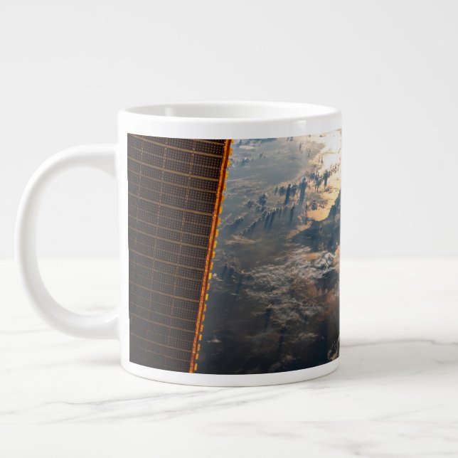 Grande Tasse Des Poutres Sunglint Au Large De La Mer Des Célèbe (Gauche)