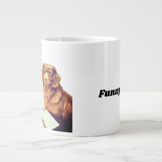 Grande Tasse Drôle chien assis devant le magazine