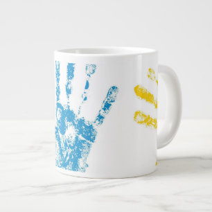 Grande Tasse Empreintes pour enfants dans la peinture