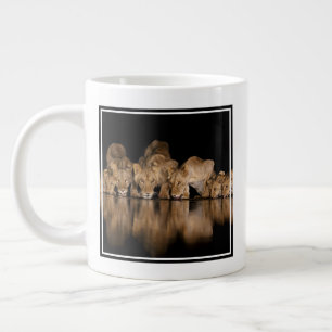 Grande Tasse Fierté de lions buvant au point d'eau la nuit