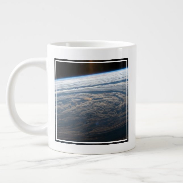 Grande Tasse Formations Nuageuses Dans L'Océan Indien Sud. (Gauche)