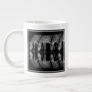 Grande Tasse Groupe de zèbres des plaines buvant ensemble la nu