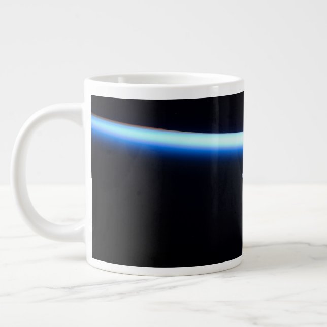 Grande Tasse La fine ligne de l'atmosphère terrestre et une lun (Gauche)
