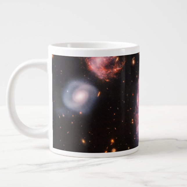 Grande Tasse La Galaxie Cartwheel Et Ses Galaxies Compagnons. (Gauche)