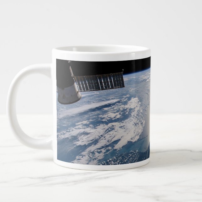 Grande Tasse La Station Spce Internationale Au-Dessus De L'Atla (Gauche)