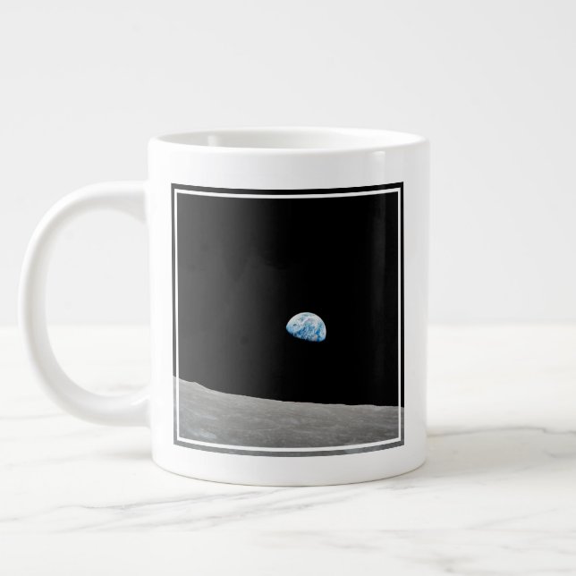 Grande Tasse La Terre S'Élève Au-Dessus De L'Horizon Lunaire. (Gauche)