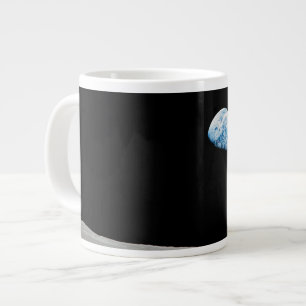 Grande Tasse La Terre S'Élève Au-Dessus De L'Horizon Lunaire.